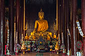 Chiang Mai - The Wat Phan Tao temple. The Buddha statue of the main altar of the Wihan. 